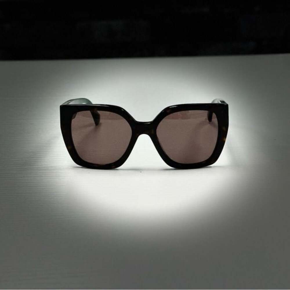 Woman’s Gucci Stylish Tortoise Sunglasses